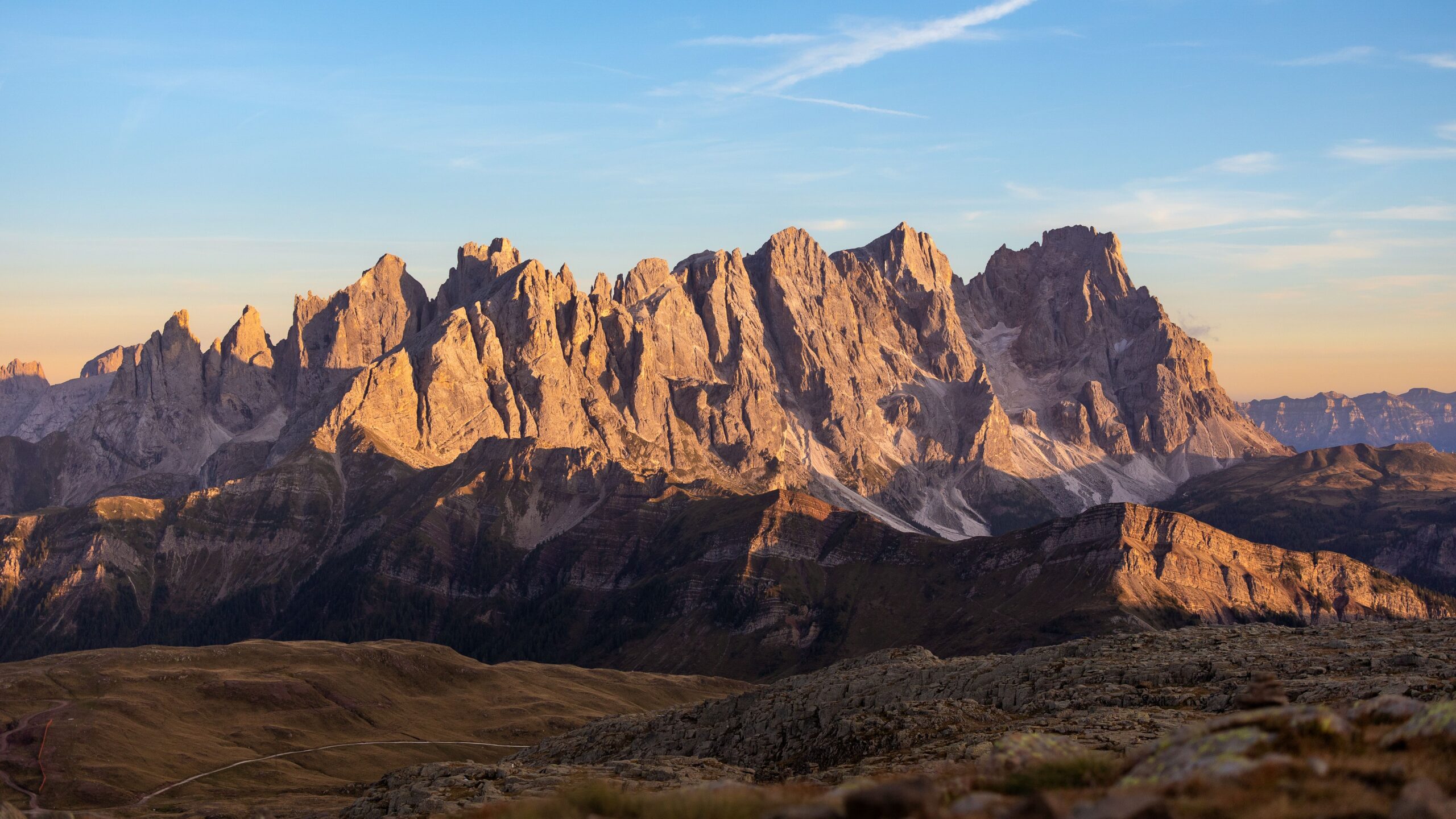 Die Dolomiten in warmes Sonnenuntergangslicht getaucht