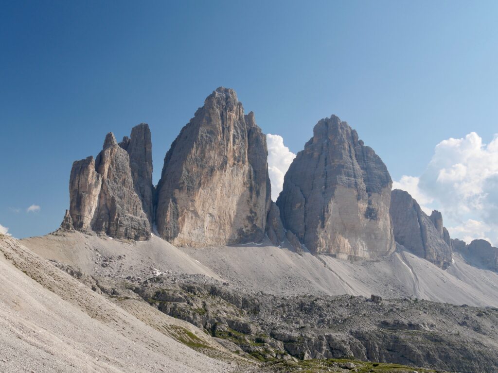 Die Drei Zinnen in den Dolomiten unter blauem Himmel
